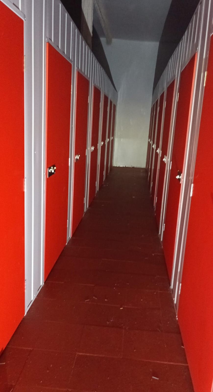 Trasteros terminados y metal listos para usar